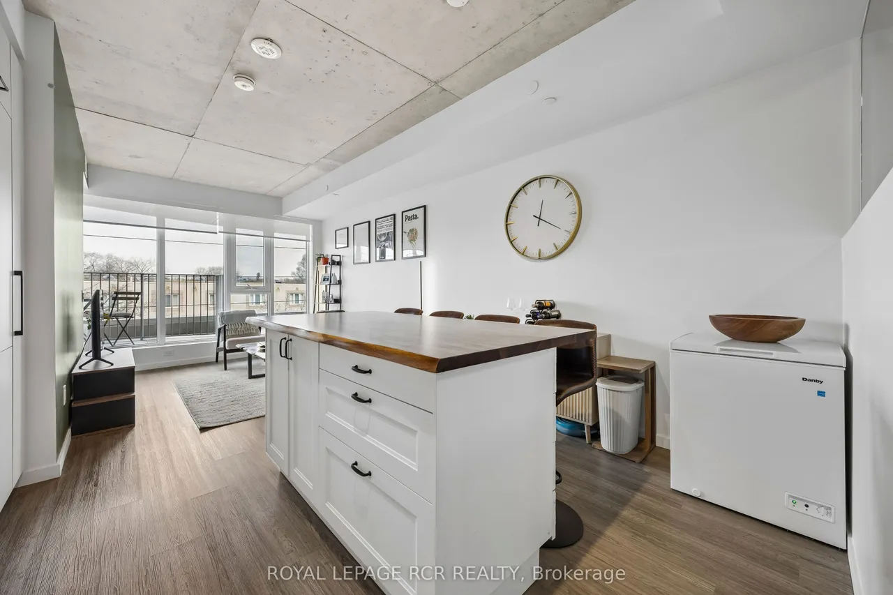 689 The Queensway — photo 2