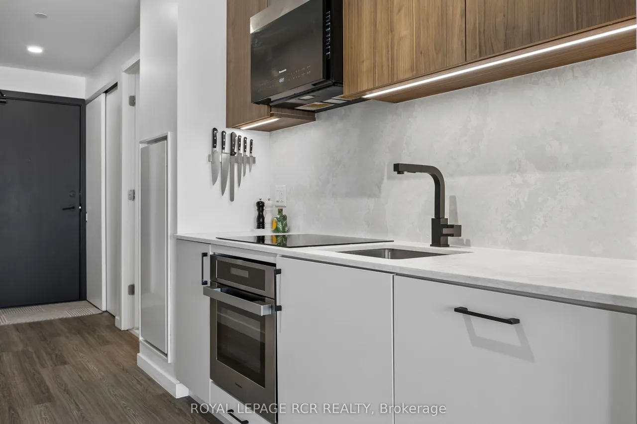 689 The Queensway — photo 3