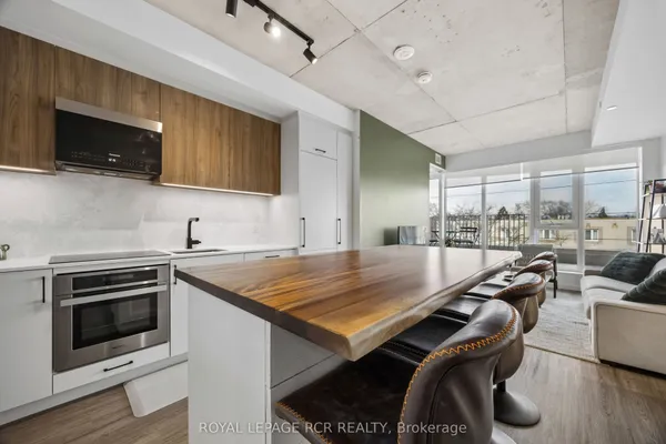 689 The Queensway N/A