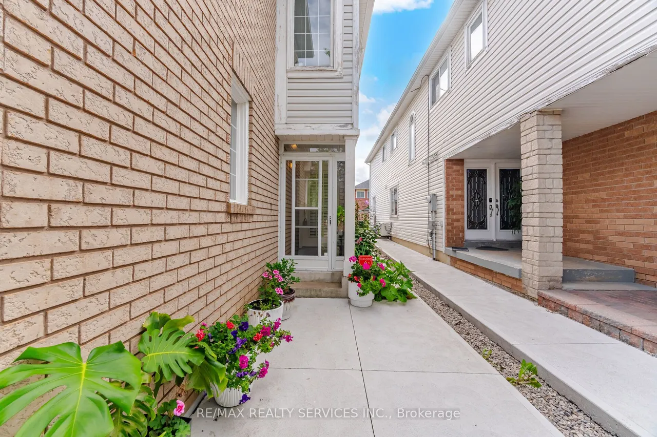72 Yellow Brick Road — photo 3