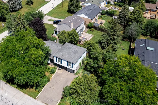 557 Trafford Crescent — photo 2