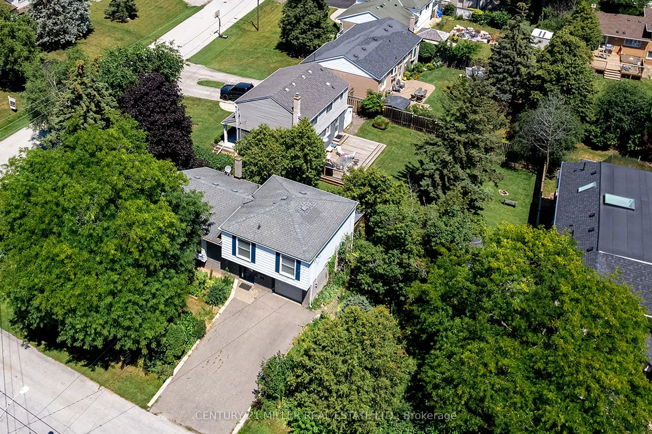 557 Trafford Crescent — photo 2