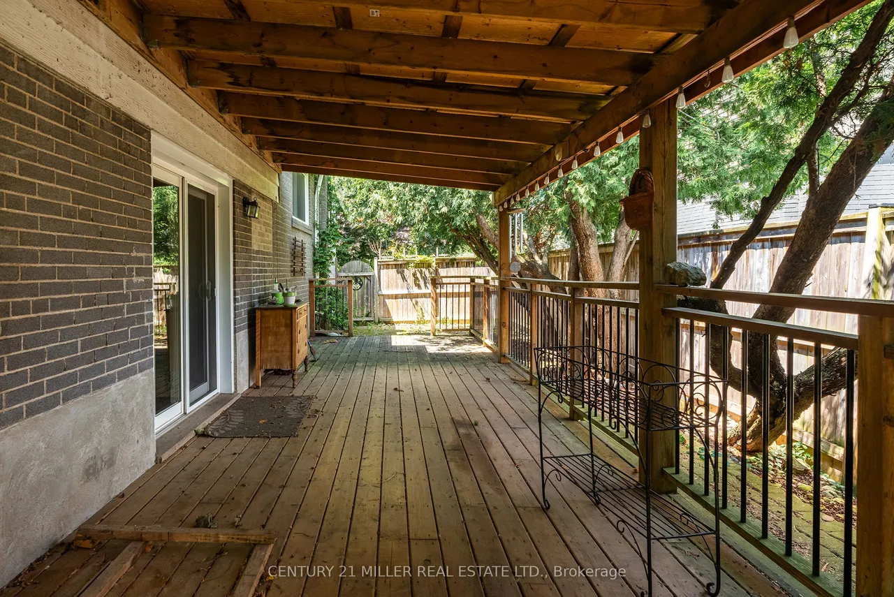 557 Trafford Crescent — photo 26