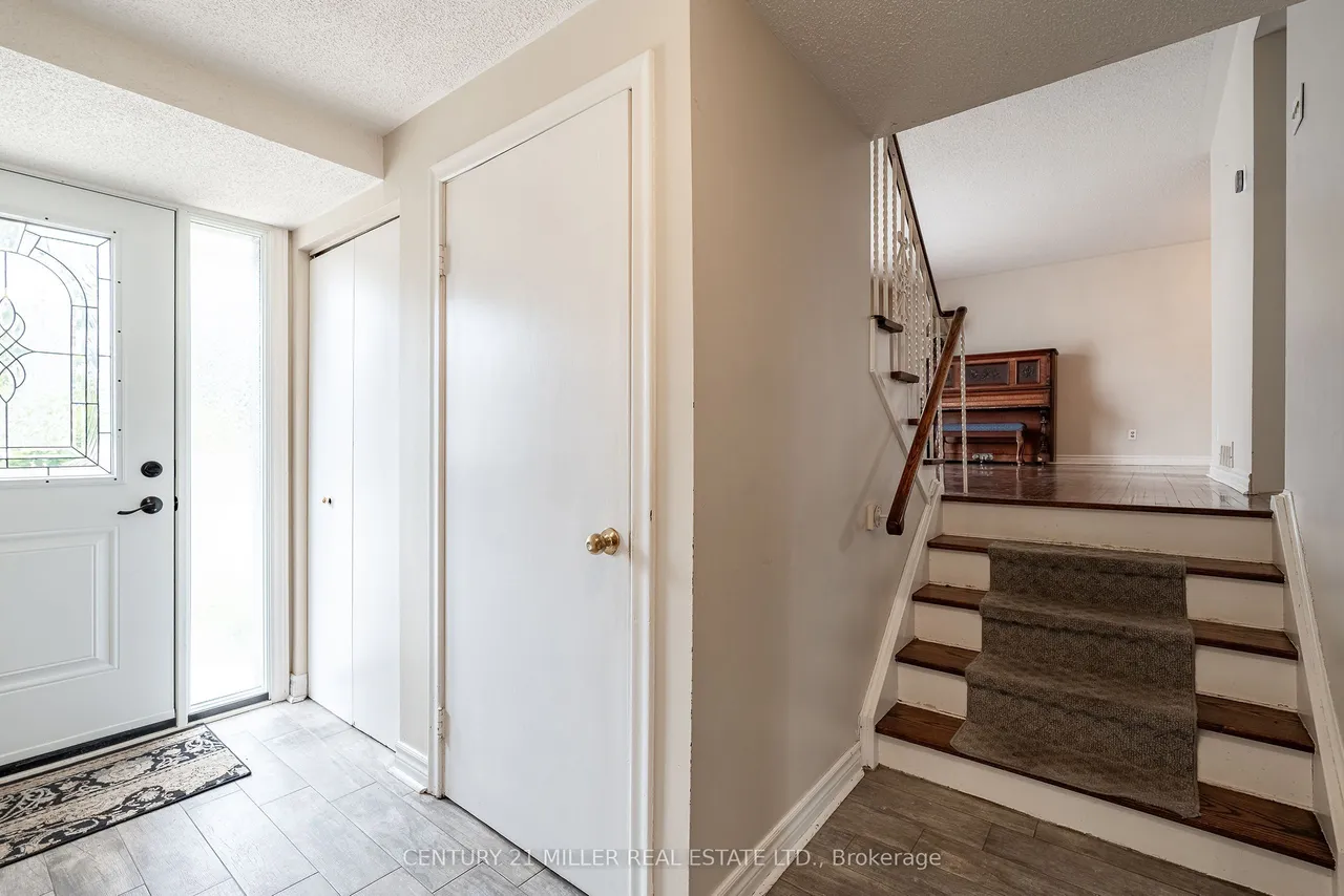 557 Trafford Crescent — photo 3