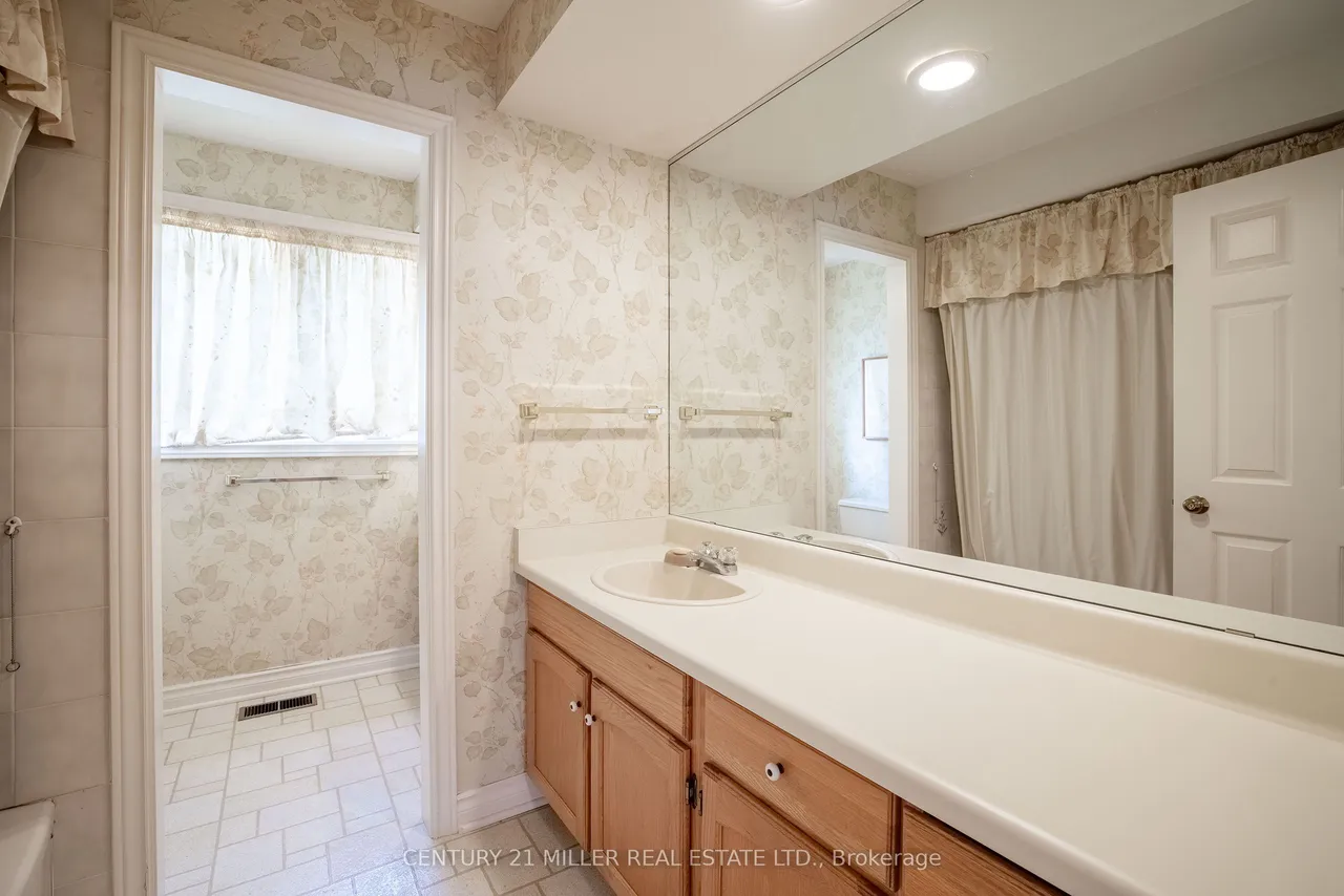 16 Colonial Crescent — photo 26