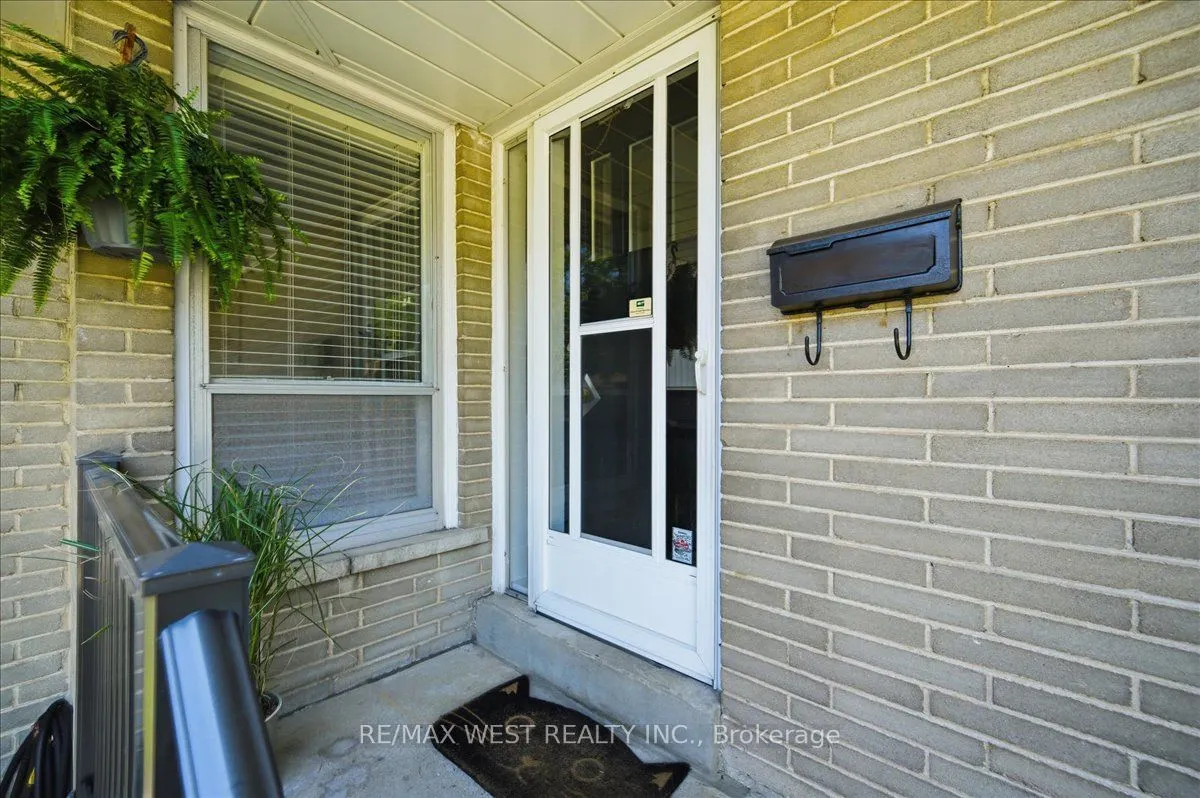 19 Decarie Circle — photo 48