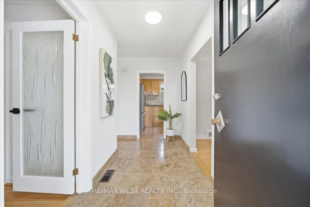 19 Decarie Circle — photo 2