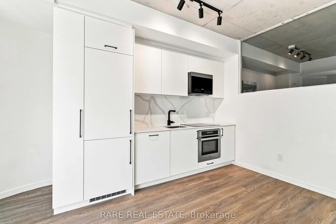 689 The Queensway — photo 3