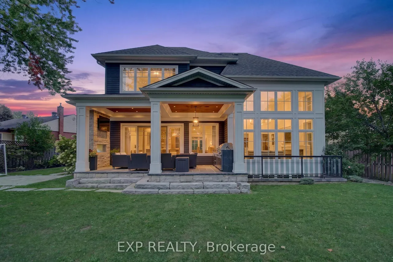 528 Wellington Crescent — photo 2