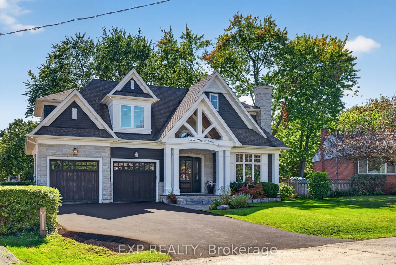 528 Wellington Crescent — photo 3
