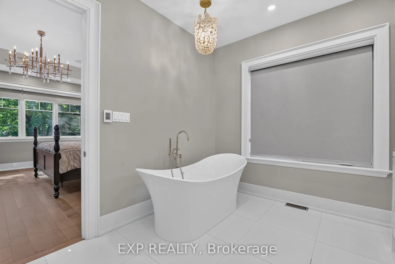 528 Wellington Crescent — photo 50