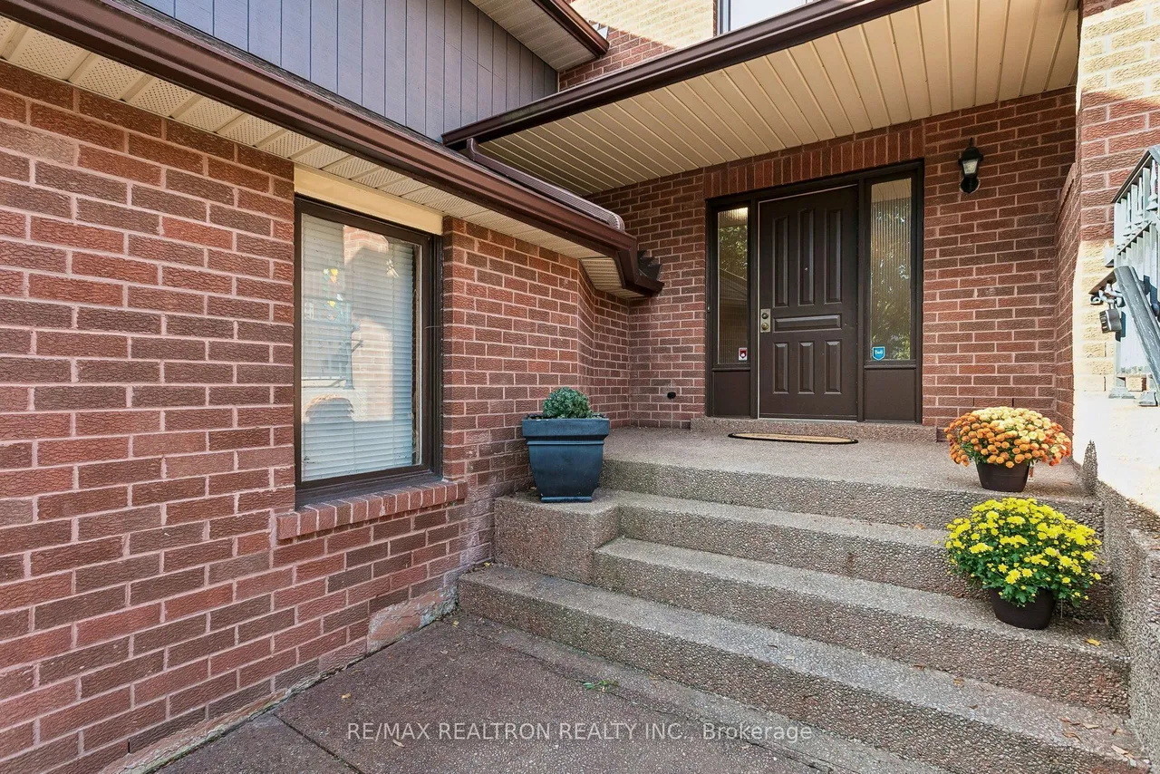 2537 Addingham Crescent — photo 2