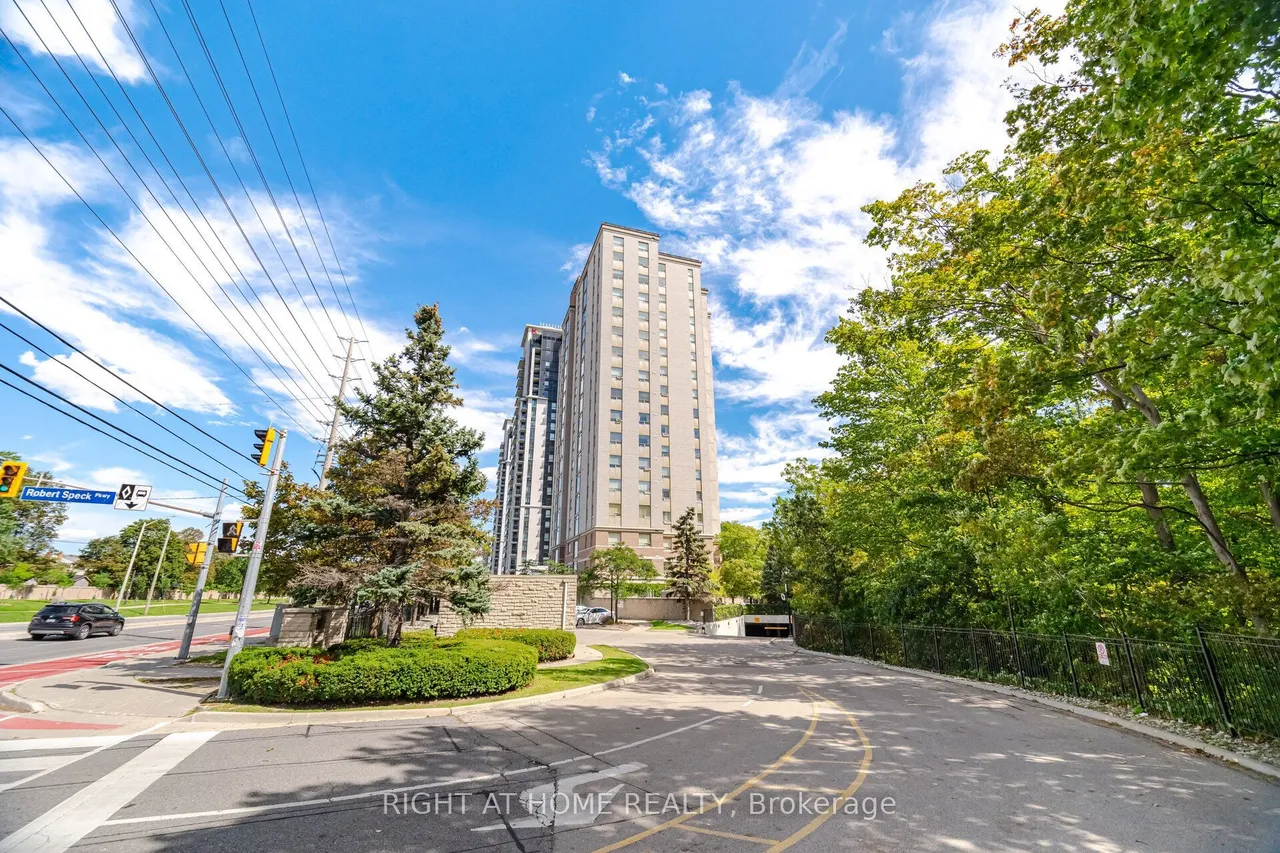 200 BURNHAMTHORPE Road E