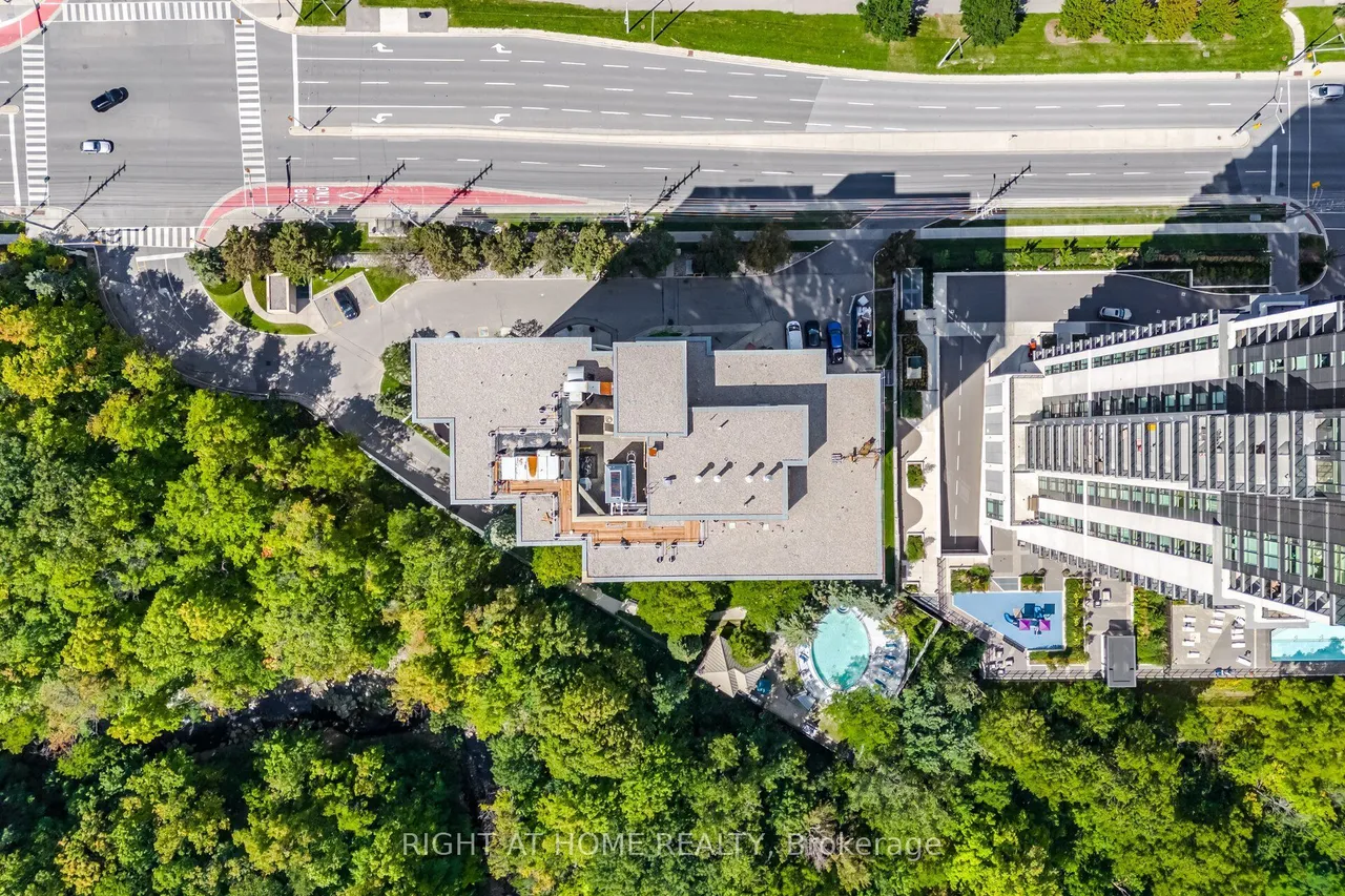 200 BURNHAMTHORPE Road E — photo 3