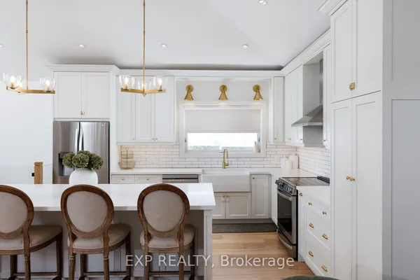 1761 Coram Crescent — photo 2
