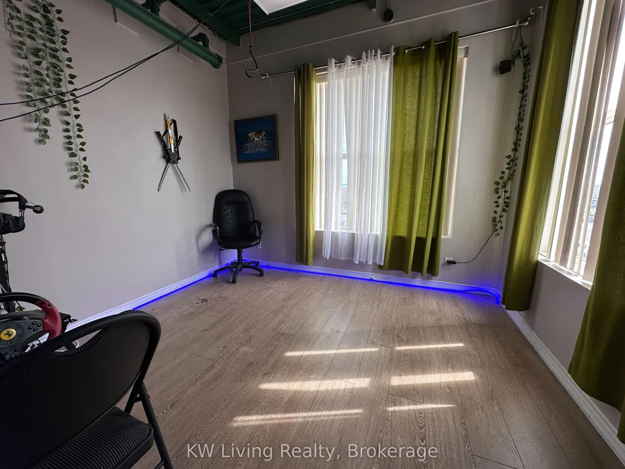 2351 Royal Windsor Drive — photo 9