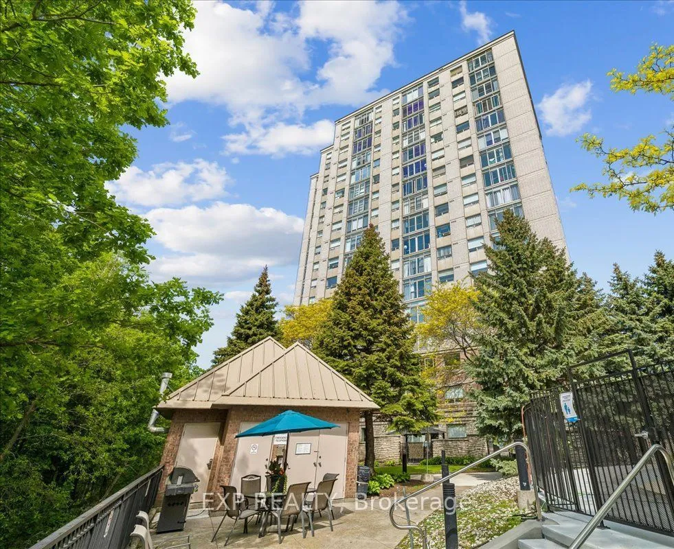 200 Burnhamthorpe Road E