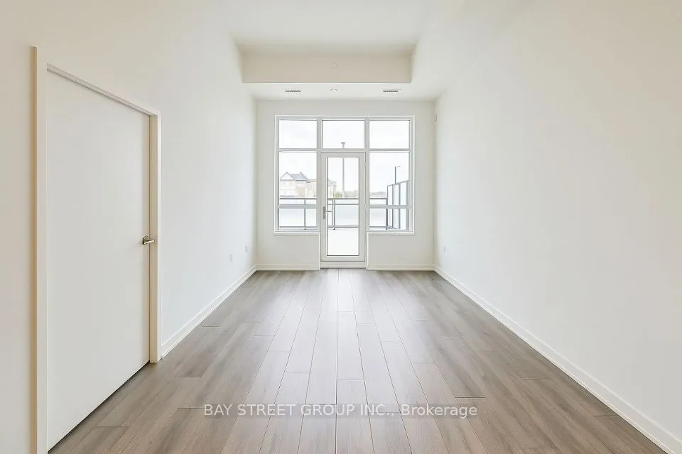 395 Dundas Street W — photo 3