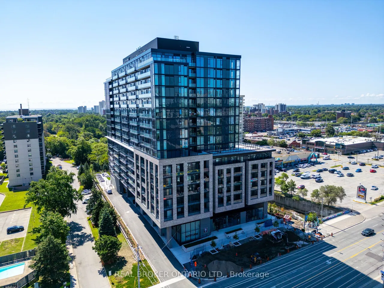 86 Dundas Street E