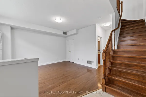 3076 Lake Shore Boulevard W — photo 2