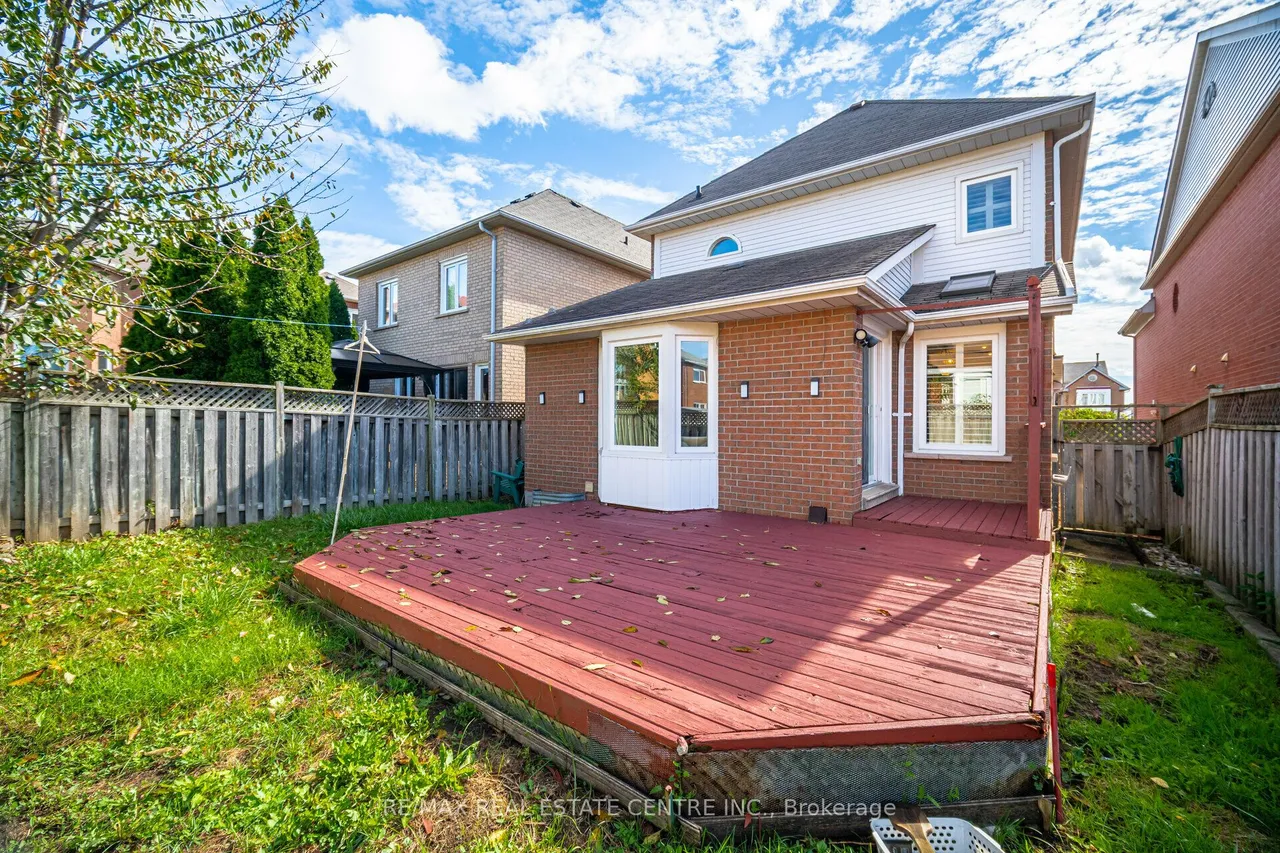 2485 Strathmore Crescent N — photo 49