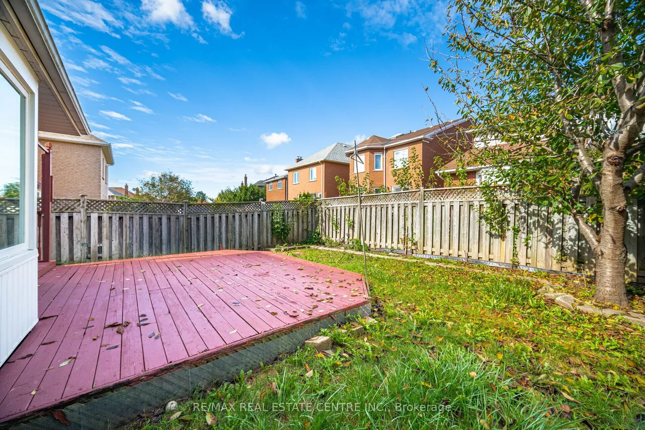 2485 Strathmore Crescent N — photo 48