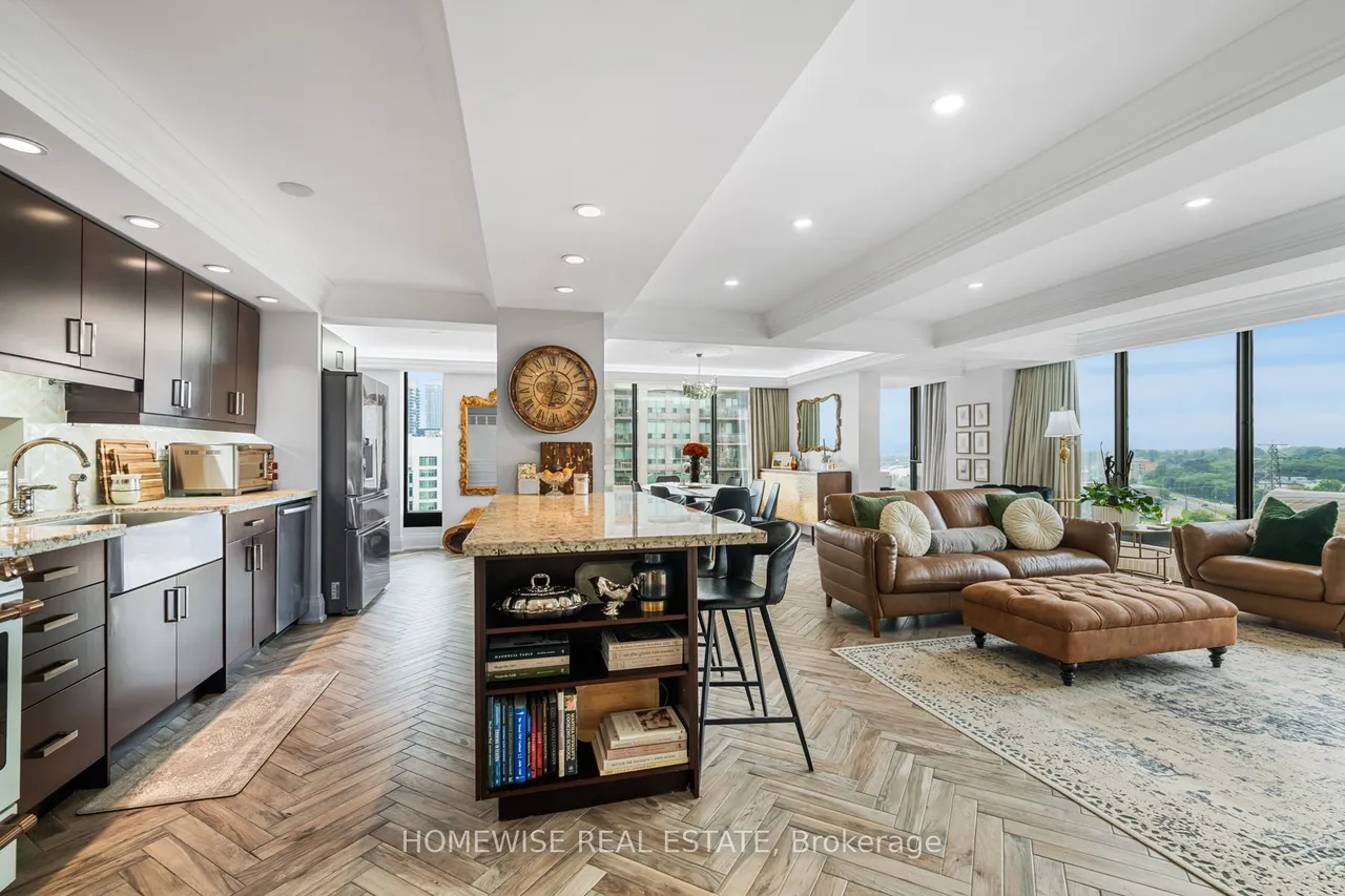2045 Lake Shore Boulevard W — photo 3