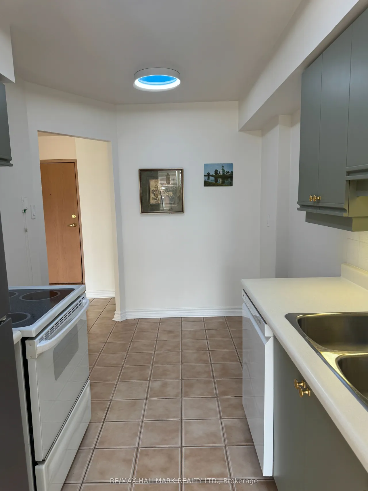 55 Elm Drive W — photo 3