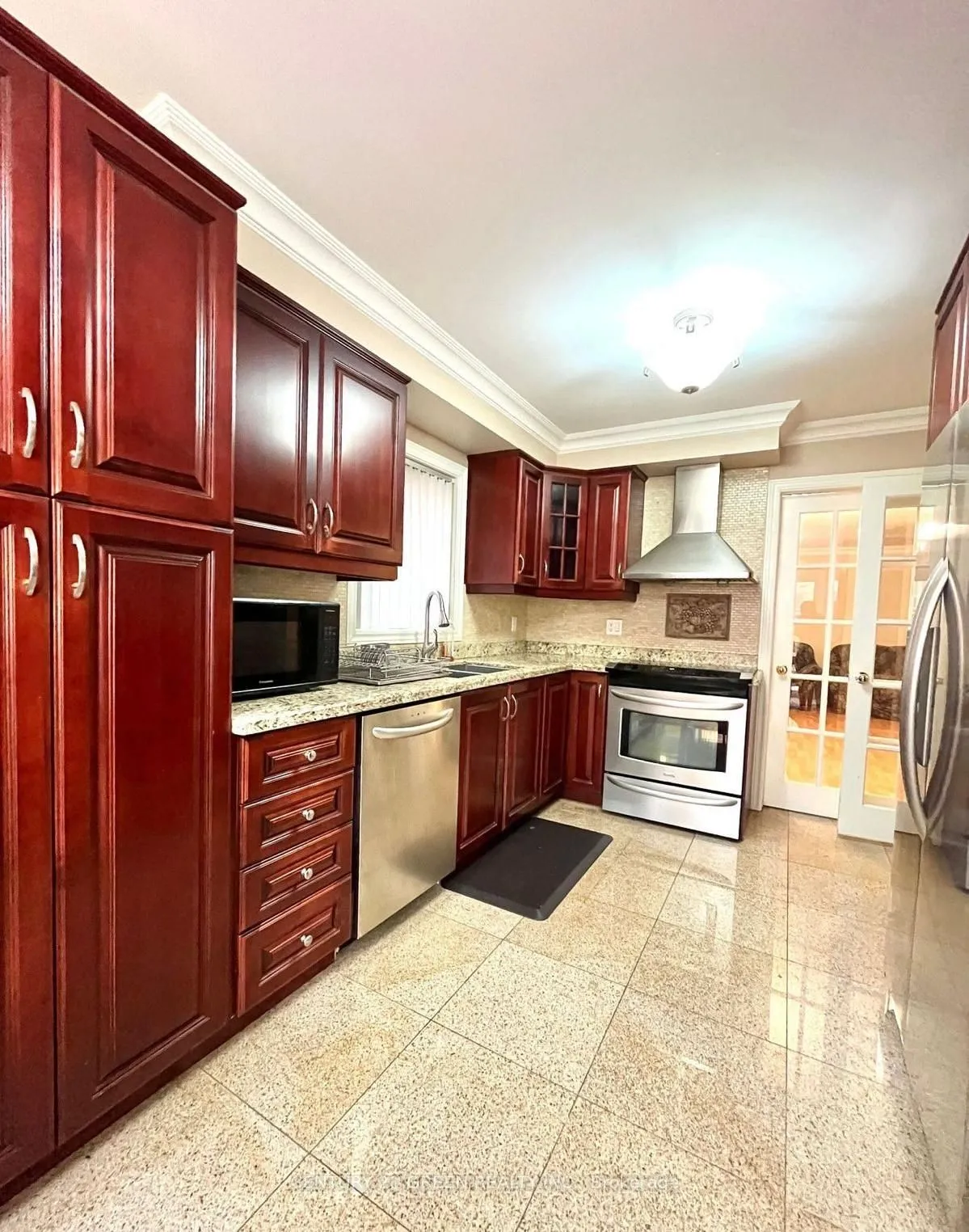 215 Kingknoll Drive — photo 2