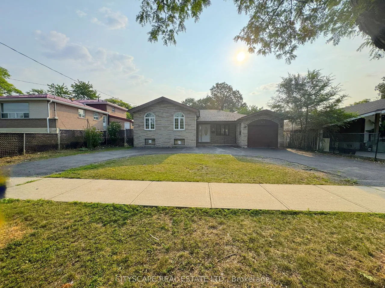 61 Bloomington Crescent