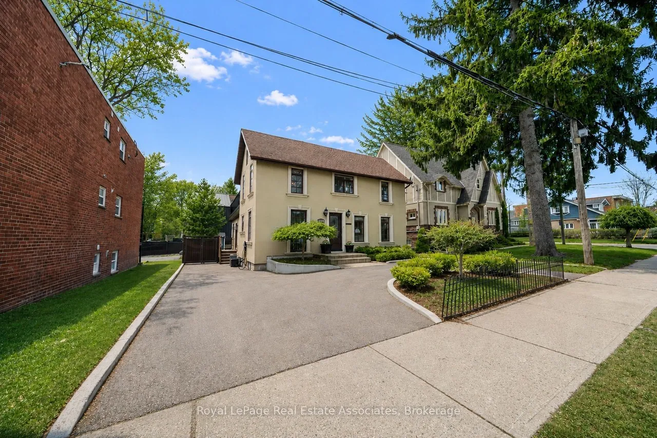 36 Mississauga Road N — photo 3