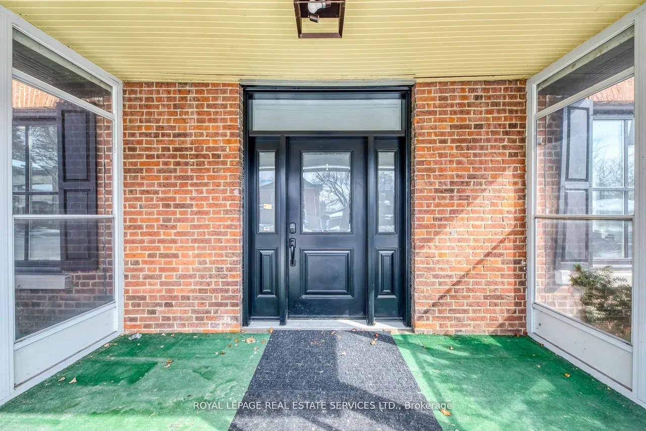 317 Queen Street S — photo 3
