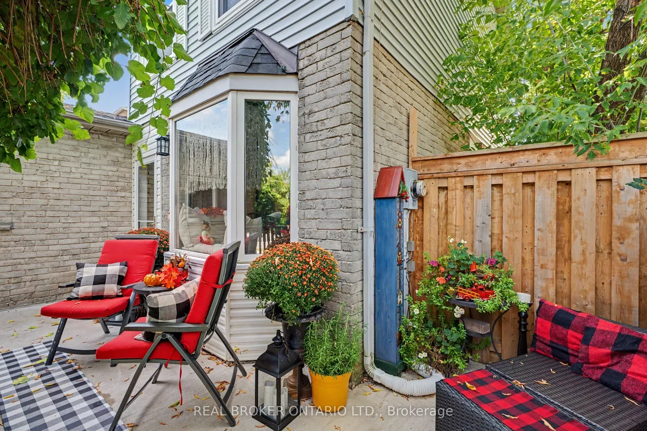 3260 Woodcroft Crescent — photo 3