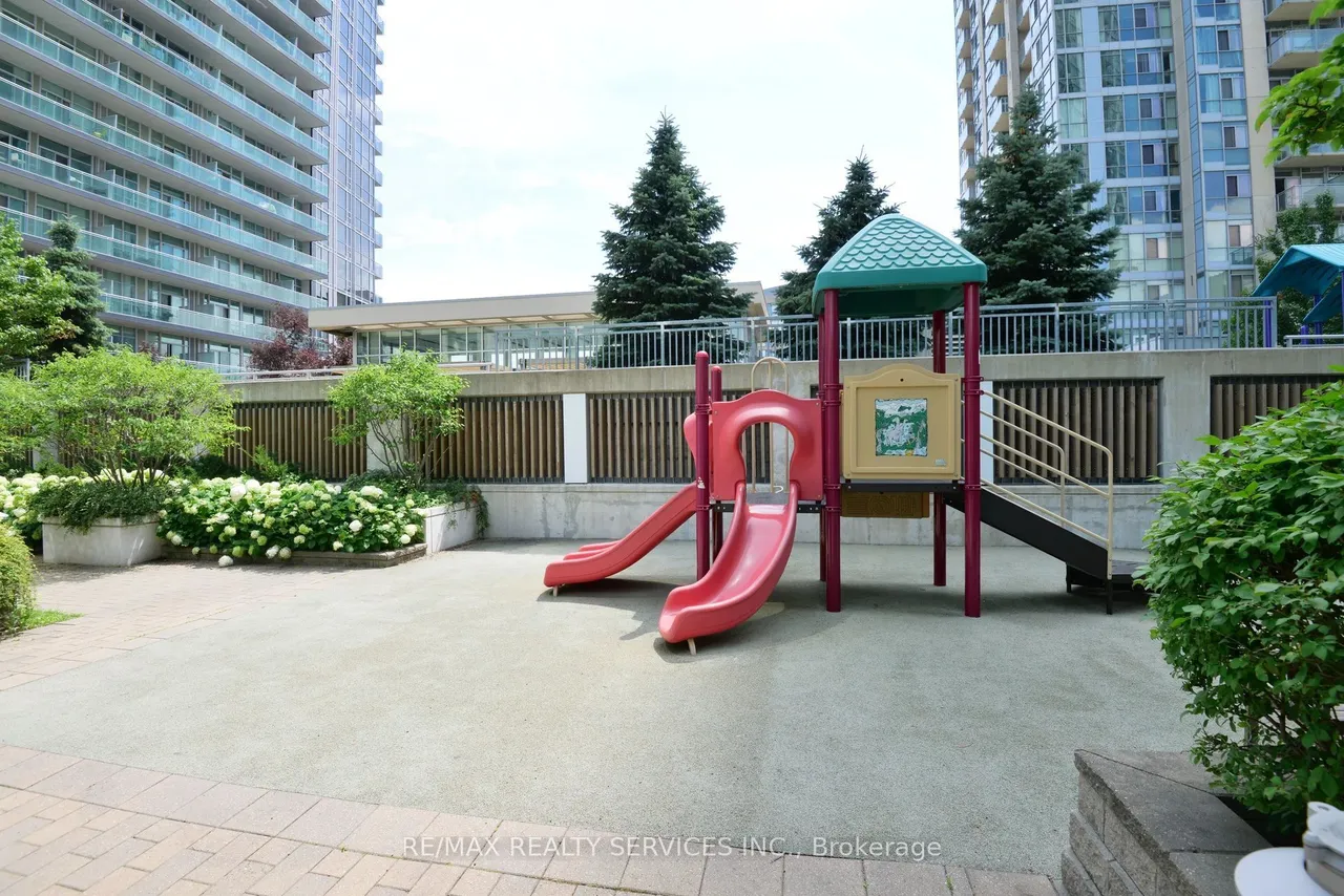 220 Burnhamthorpe Road W — photo 49