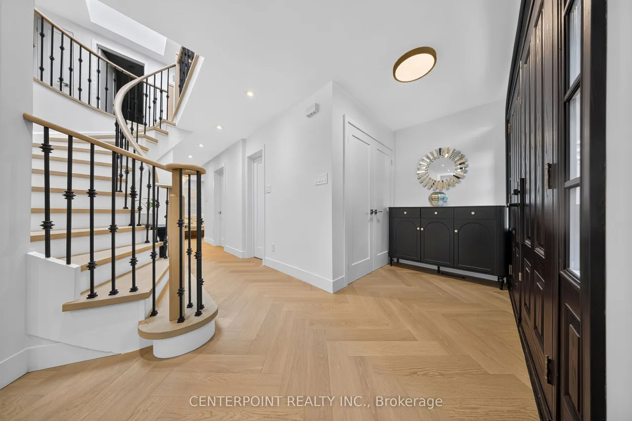 1073 Grandeur Crescent — photo 3