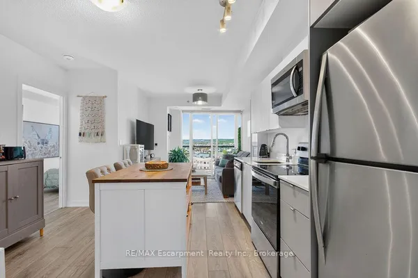3200 Dakota Common