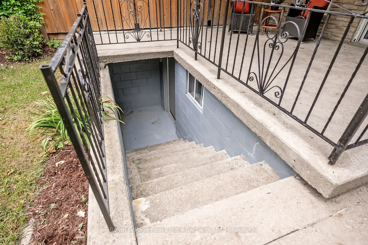 2403 Delkus Crescent — photo 32