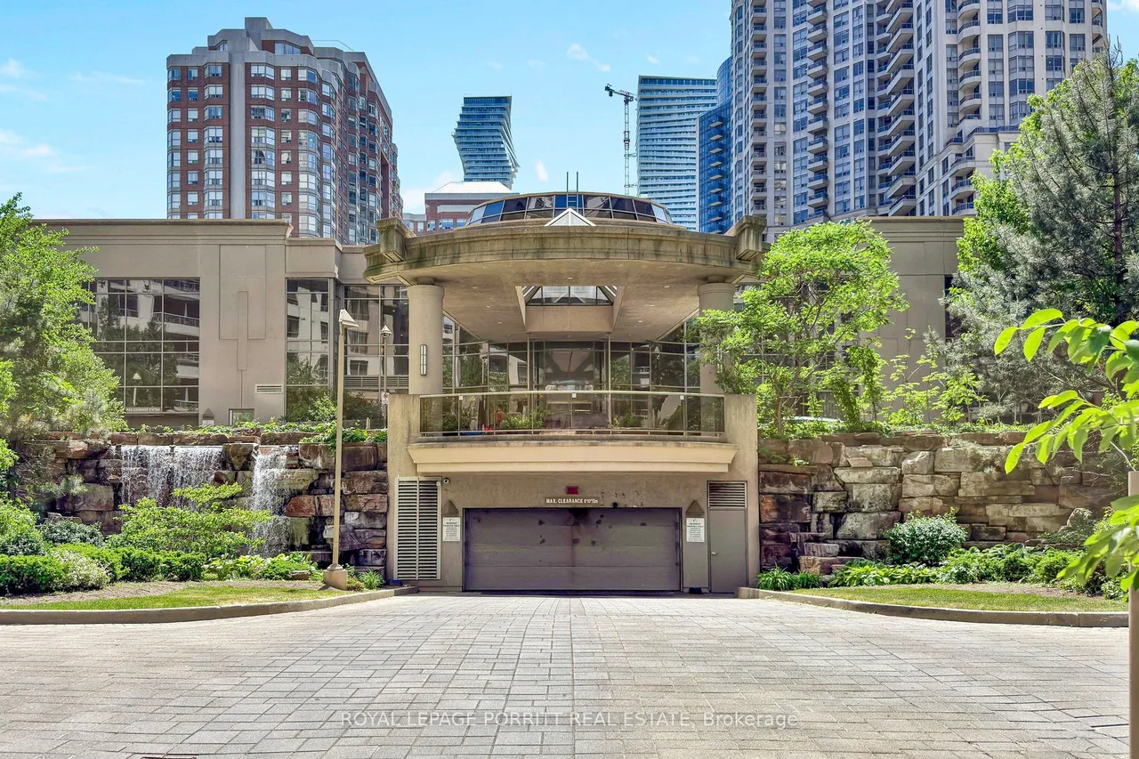 3888 Duke Of York Boulevard — photo 45