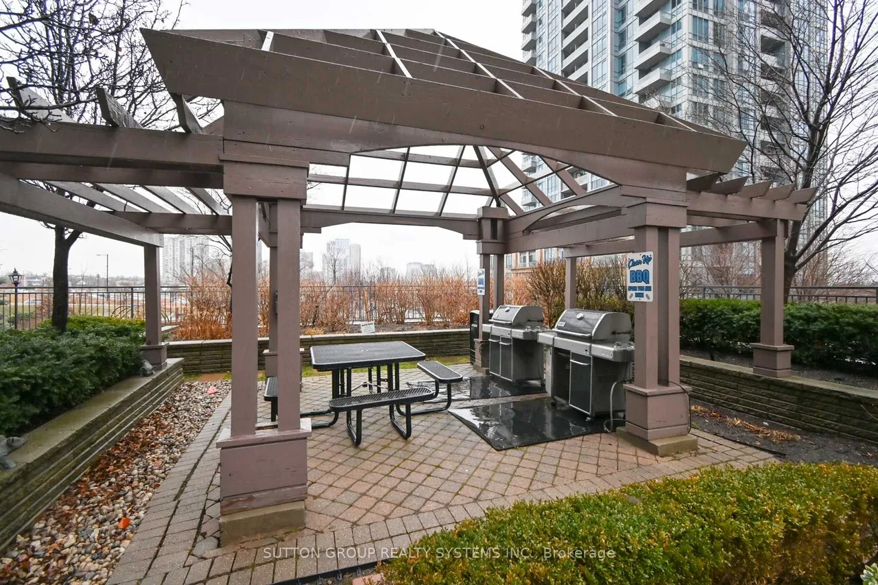 5229 Dundas Street W — photo 23