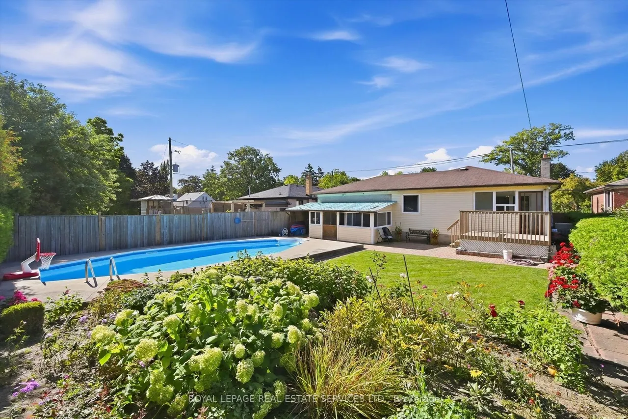 305 Queen Mary Drive — photo 36