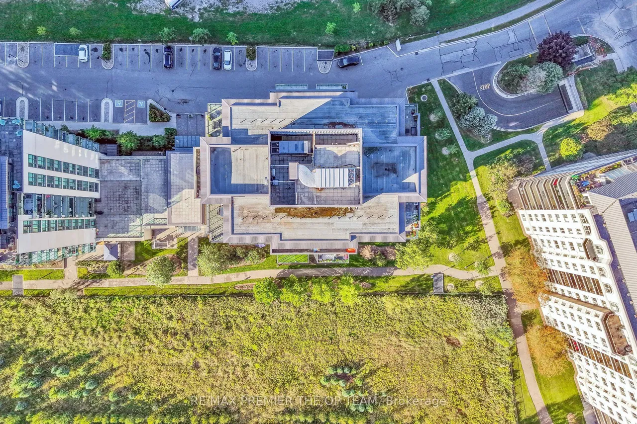 45 Yorkland Boulevard — photo 37