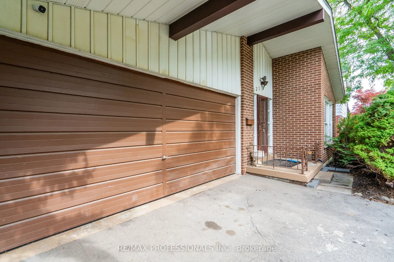925 Runningbrook Drive — photo 3
