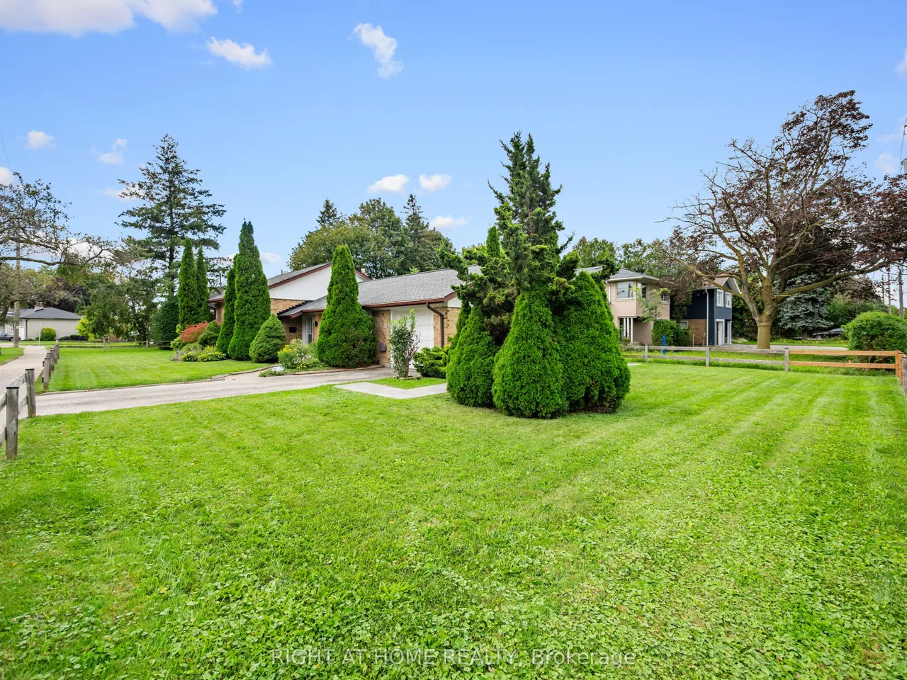 2 Leavenworth Crescent — photo 2