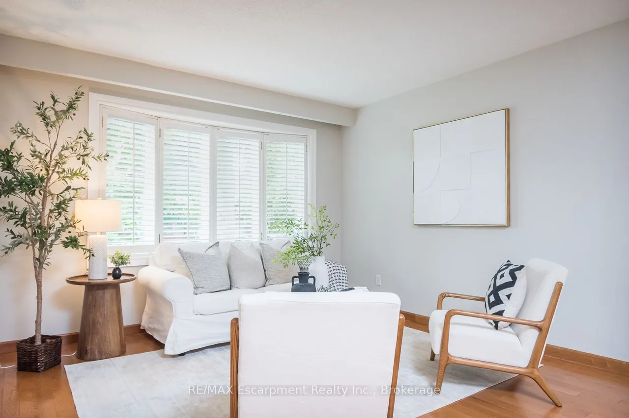 1237 REDBANK Crescent — photo 3