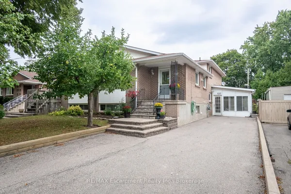 1237 REDBANK Crescent