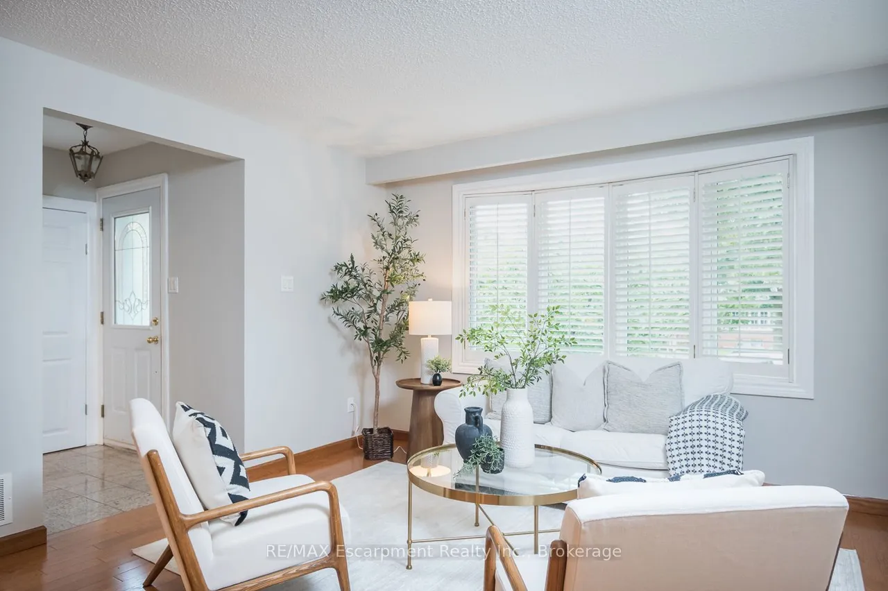 1237 REDBANK Crescent — photo 2