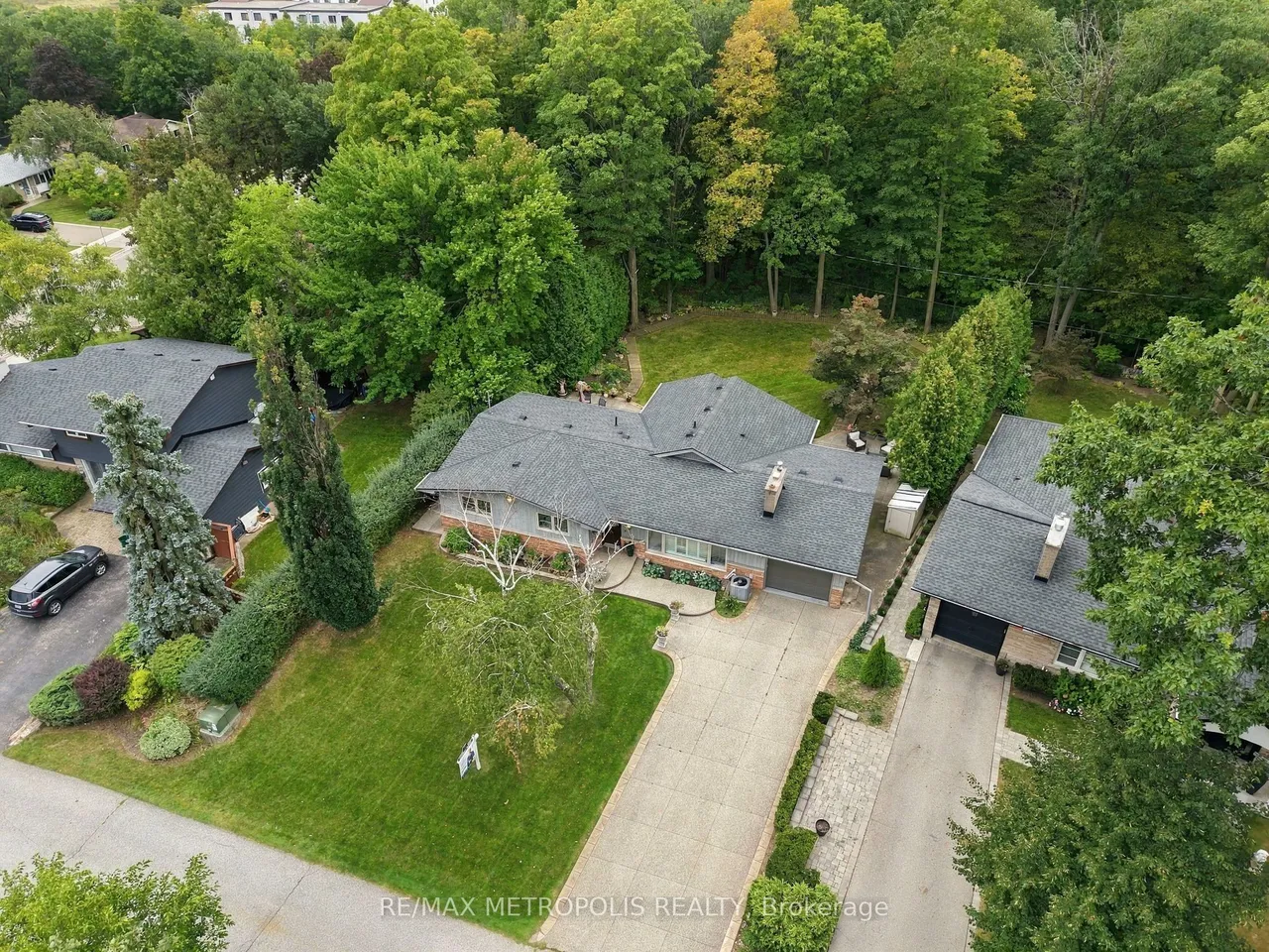 1228 Elgin Crescent — photo 2