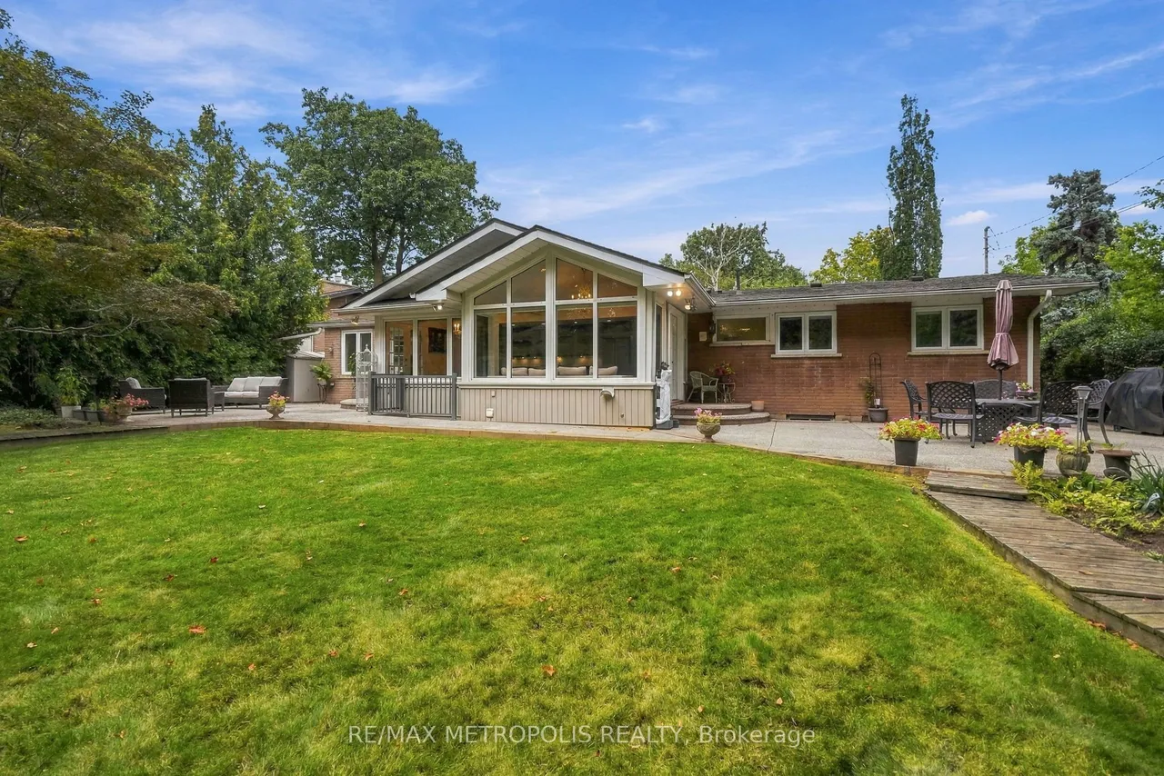 1228 Elgin Crescent — photo 43