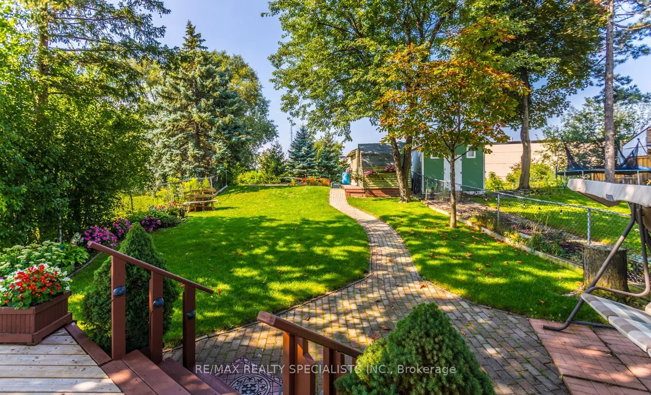 32 Falconer Drive — photo 2