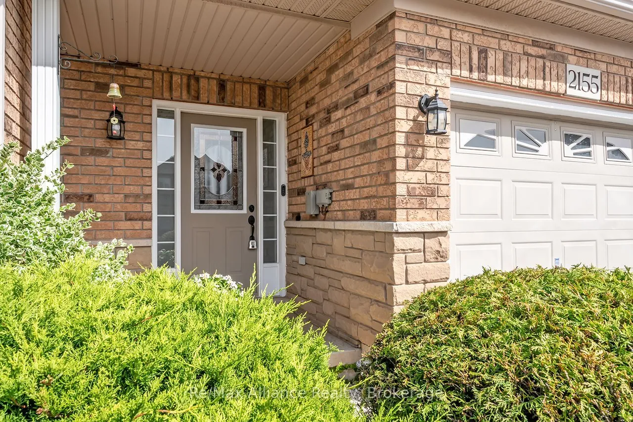 2155 Redstone Crescent — photo 2